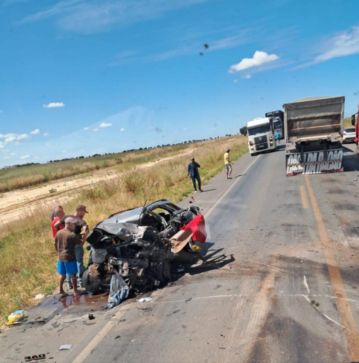 Colisão entre carreta e carro de passeio deixa um morto na Bahia
