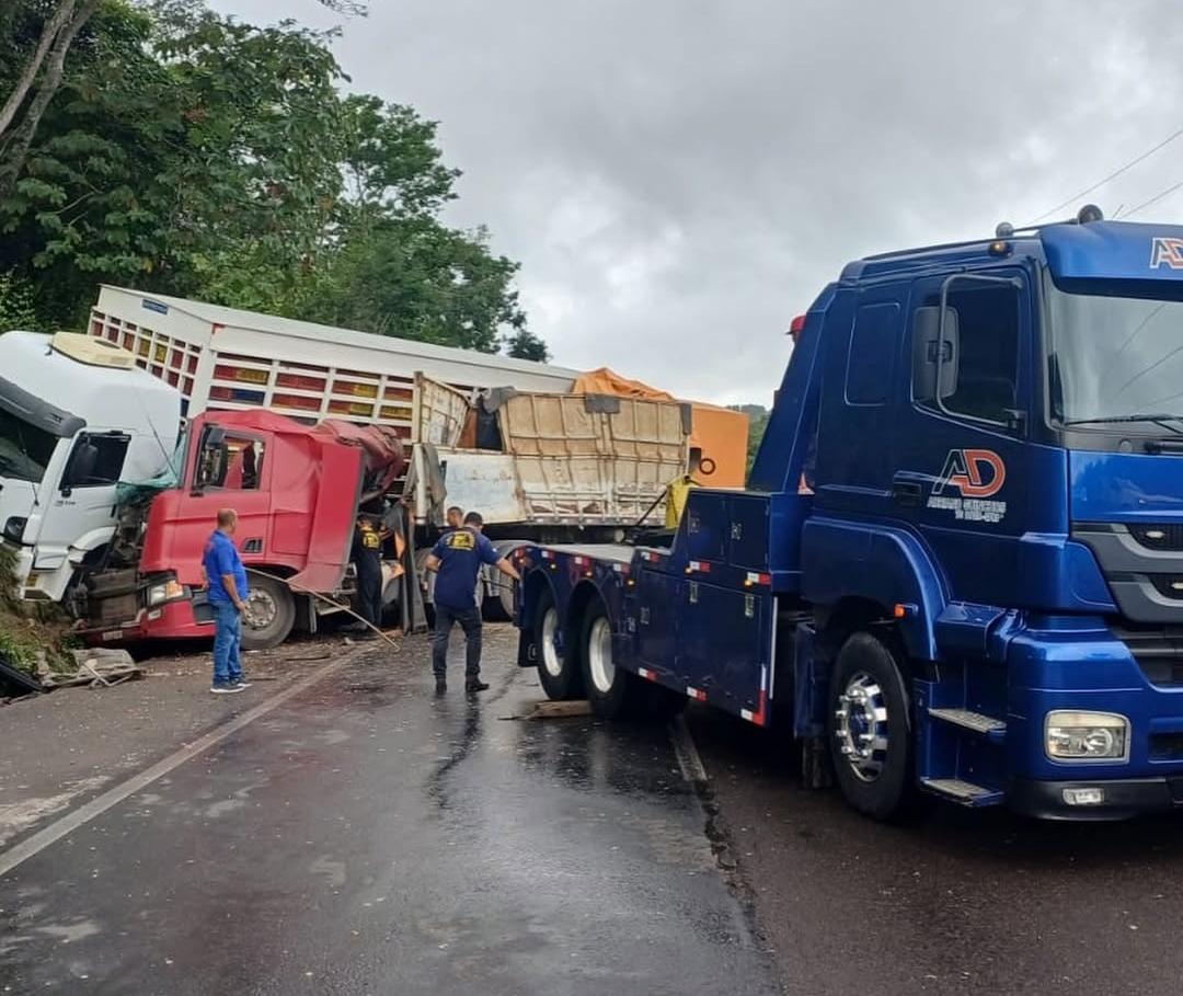 Colisão entre carretas interdita totalmente trecho da BR-324
