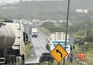 Colisão entre moto e picape deixa um morto e provoca congestionamento em trecho da BR-116 na Bahia