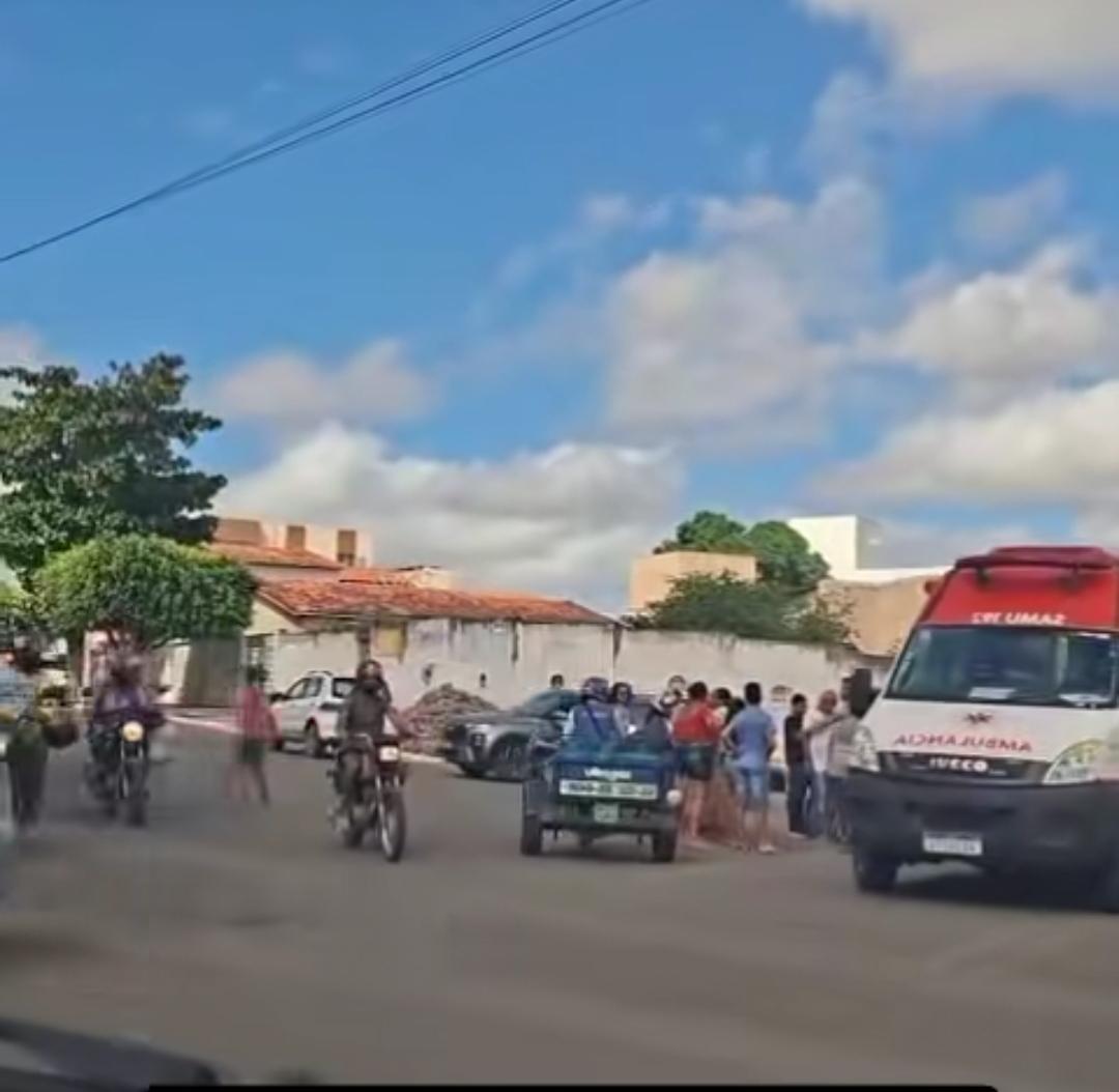 Colisão envolvendo do carro e motocicleta é registrado na Avenida Lauro Mota