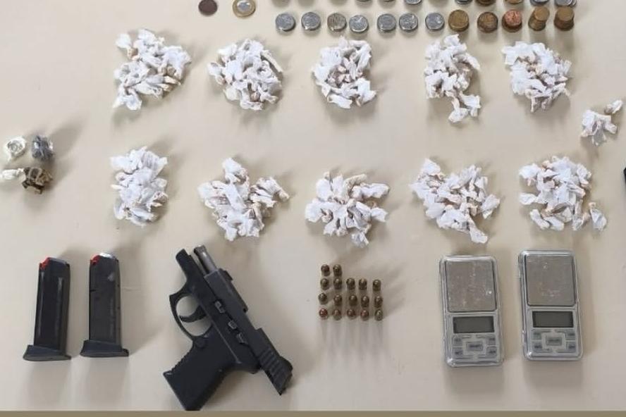 Dupla é detida com arma e drogas durante ação da PM em Serrinha