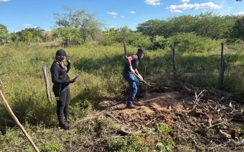 Homem desaparecido é encontrado morto em cova rasa no quintal de residência na Bahia