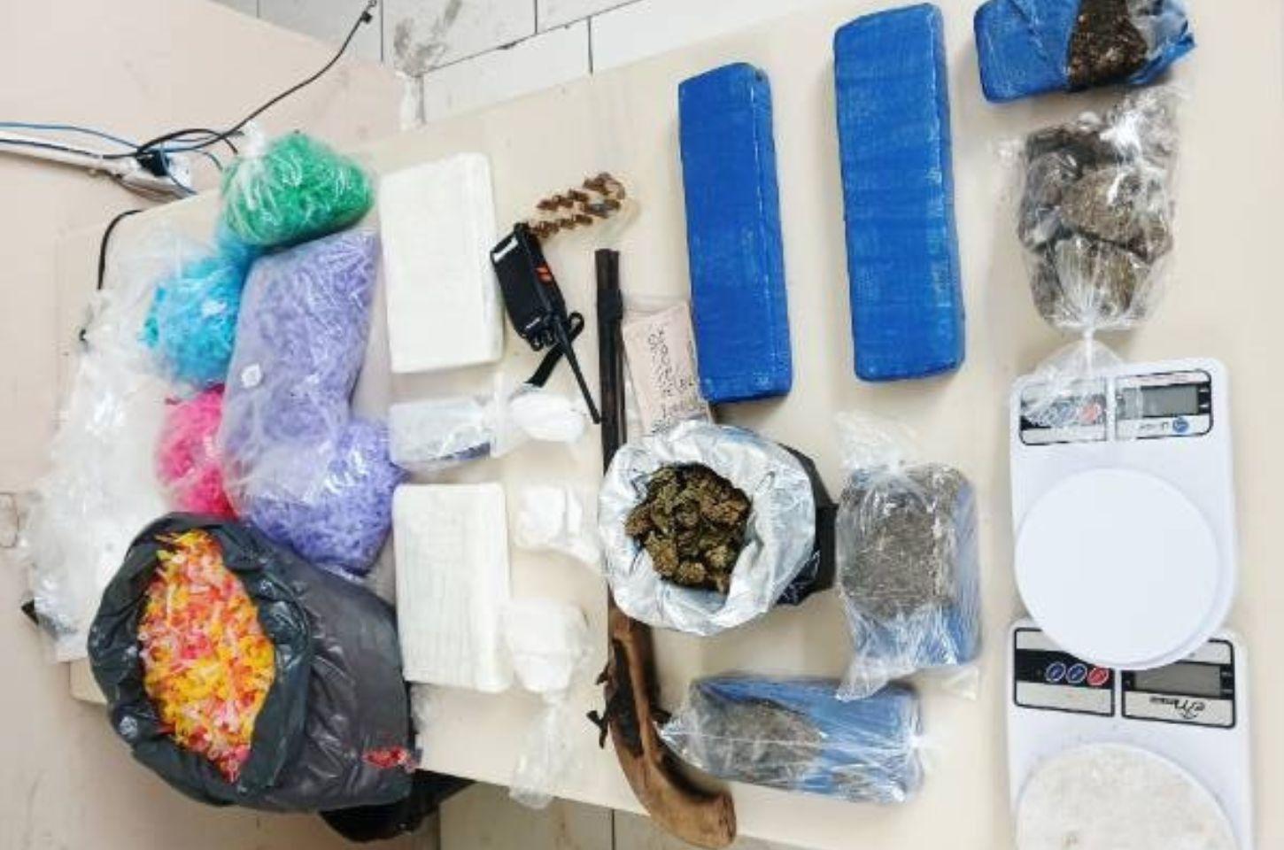 Homem é preso com mais de 5 kg de drogas, munições e arma artesanal em Serrinha