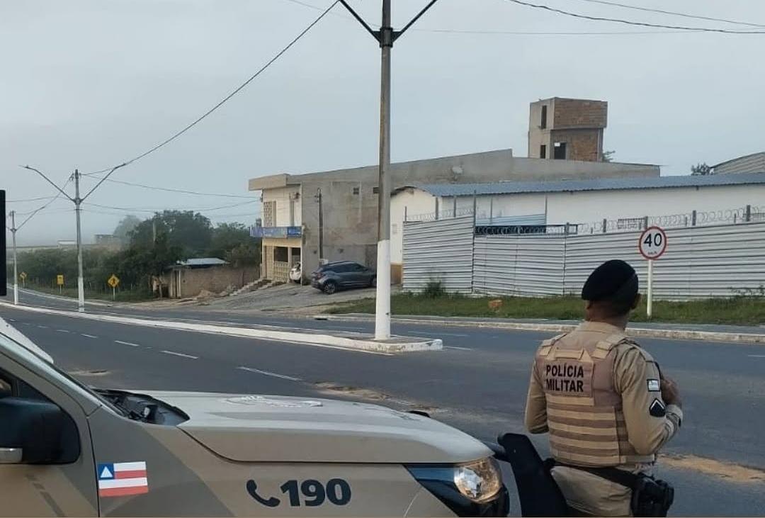 Jovem de 18 anos é detido com maconha e material para embalagem de drogas em Serrinha