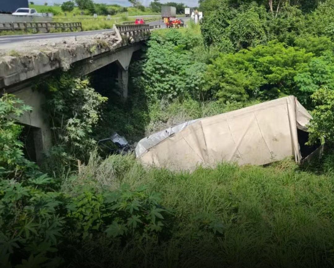 Motorista morre após caminhão cair de ponte na BR-116 Sul na Bahia 
