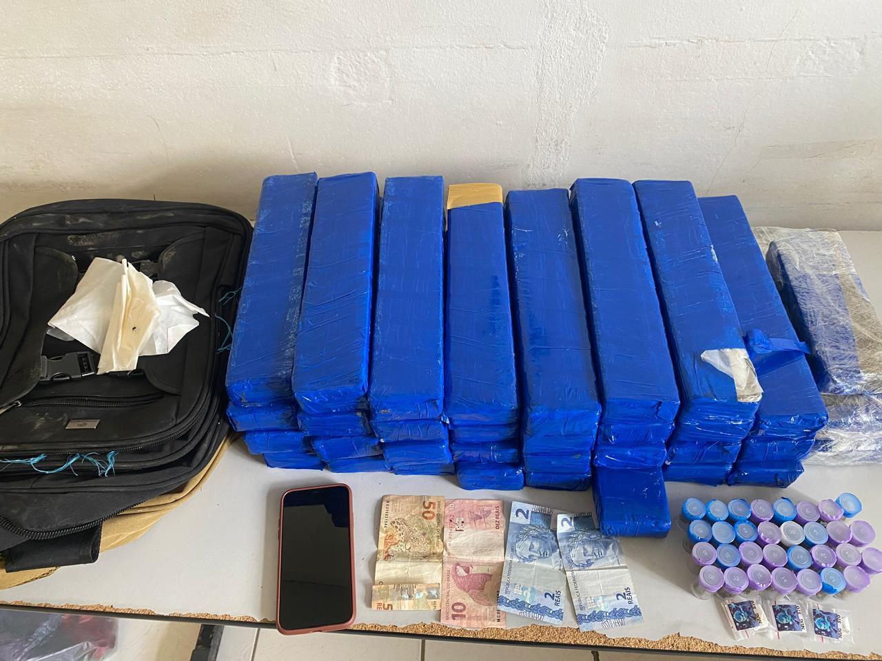 PM apreende mais de 32 quilos de drogas em ônibus interestadual na BR-116 em Teofilândia
