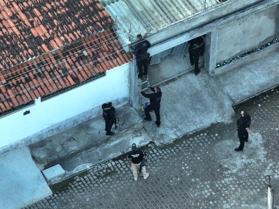 Ação da Polícia Civil apreende armas, drogas e celulares durante operação em Santa Bárbara