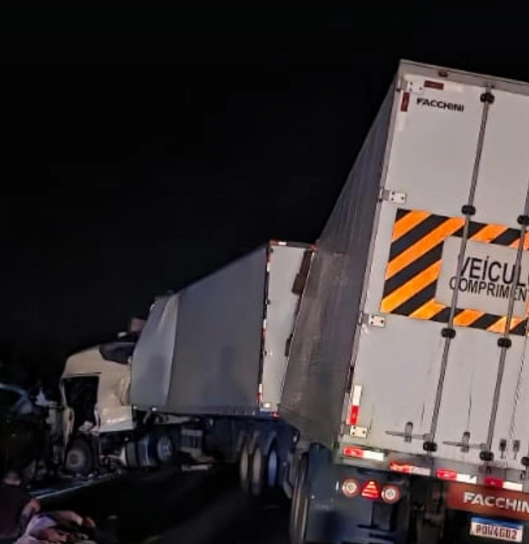 Acidente entre carretas interdita trecho da BR-116 Norte e deixa um morto