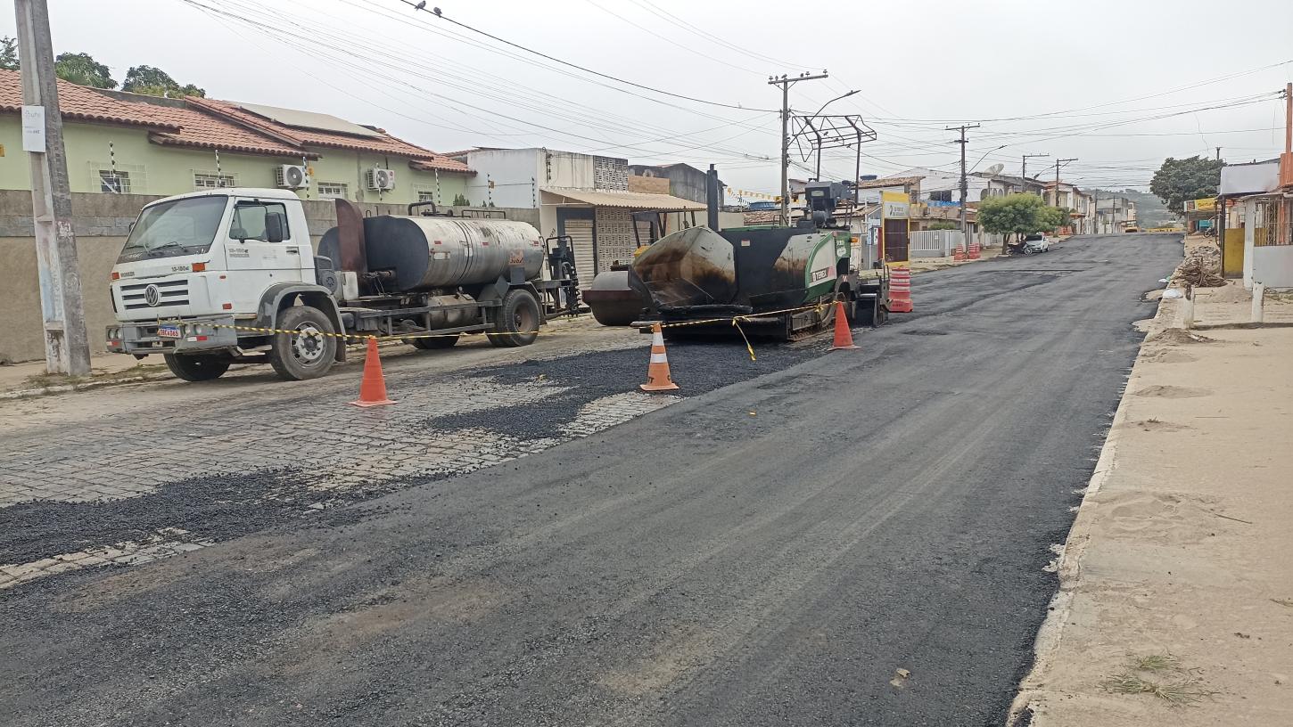 Banho de asfalto tem início em Serrinha com obras na Rua Joaquim Hortélio