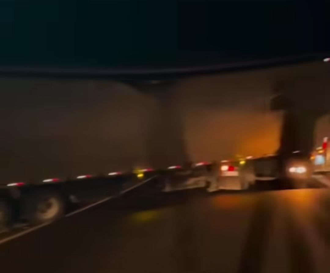 Caminhão atravessado na BR-116 provocou congestionamento e afetou agenda de artistas na Bahia