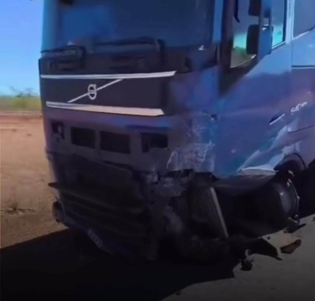 Colisão entre carreta e carro de passeio deixa um morto na BR-116 Norte