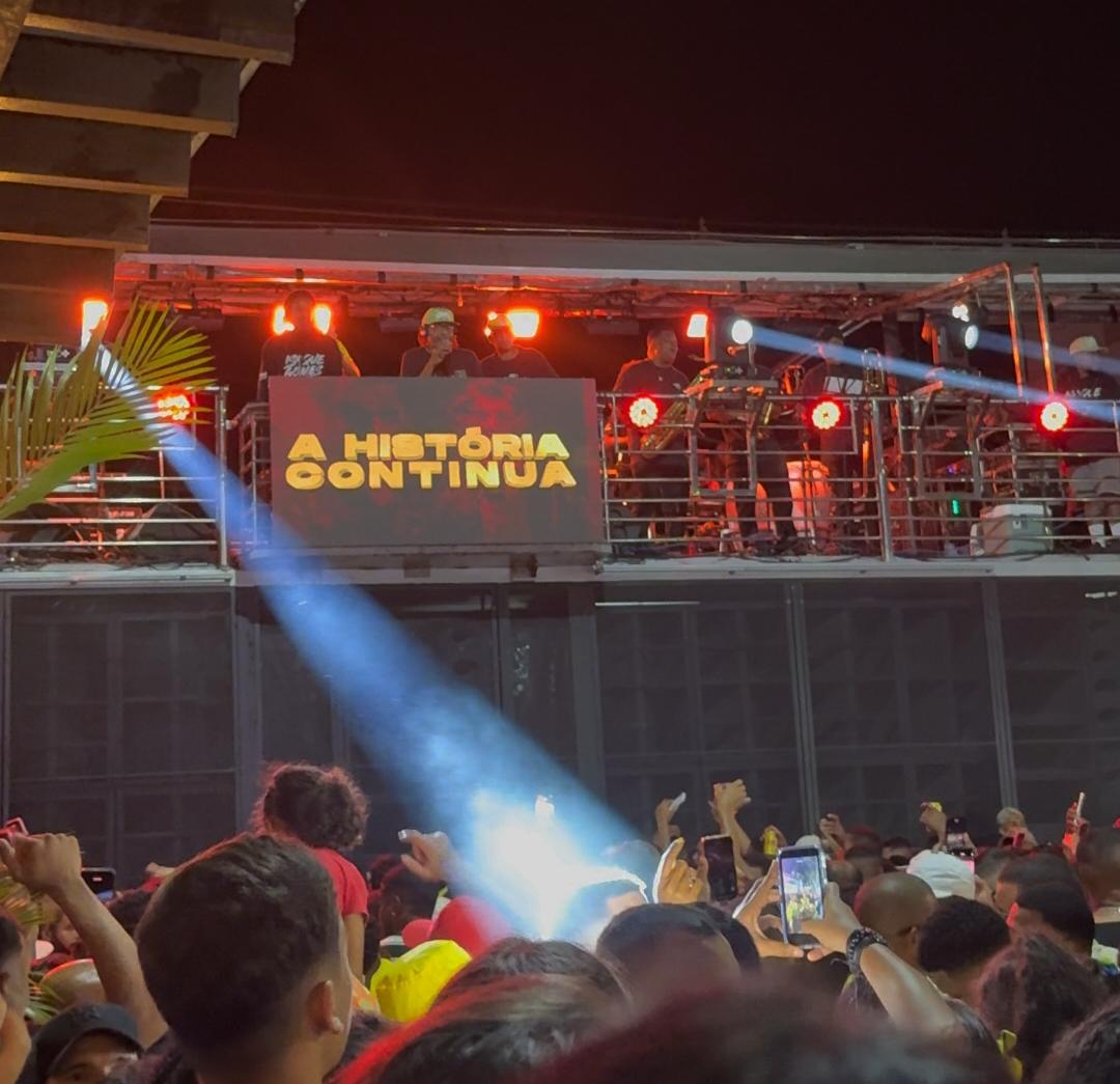 Edson Gomes faz multidão esquecer empate do Brasil e encerra festa dos 150 anos de Serrinha em grande estilo