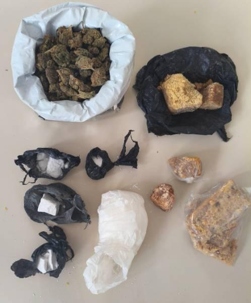 Homem tenta fugir da polícia, mas acaba preso com grande quantidade de drogas em Serrinha
