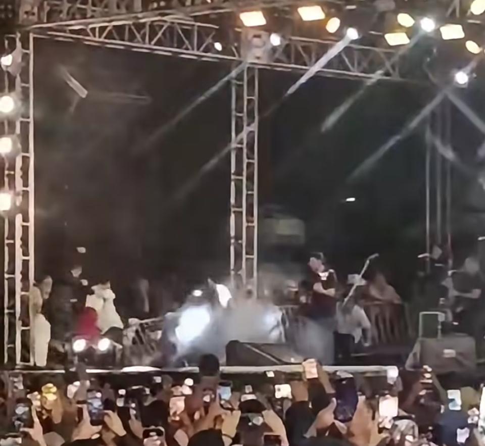 Parte de estrutura de palco desaba durante show de Amado Batista na Bahia