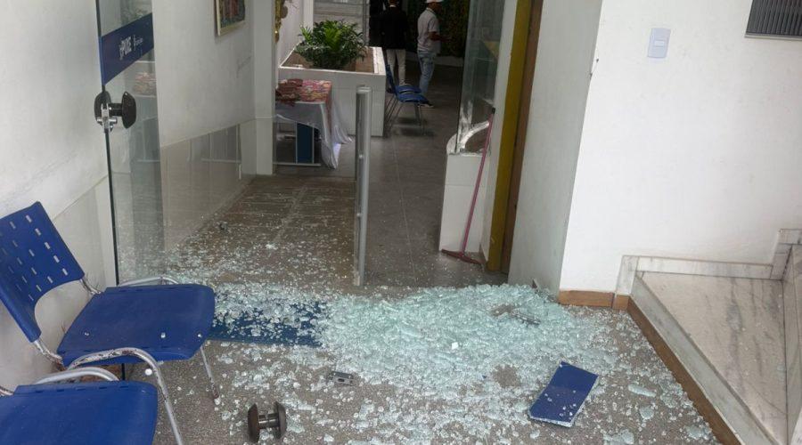 Tentativa de fuga durante julgamento termina com acusado detido e sessão suspensa em Teofilândia