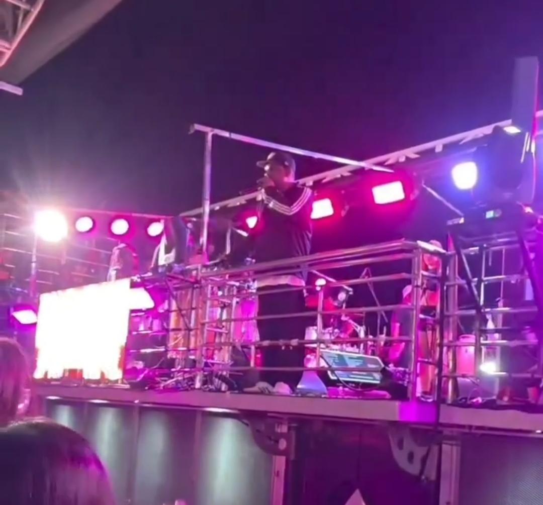 Cantor Márcio Victor interrompe show após ser atingido por pedaço de gelo durante festa em Santaluz