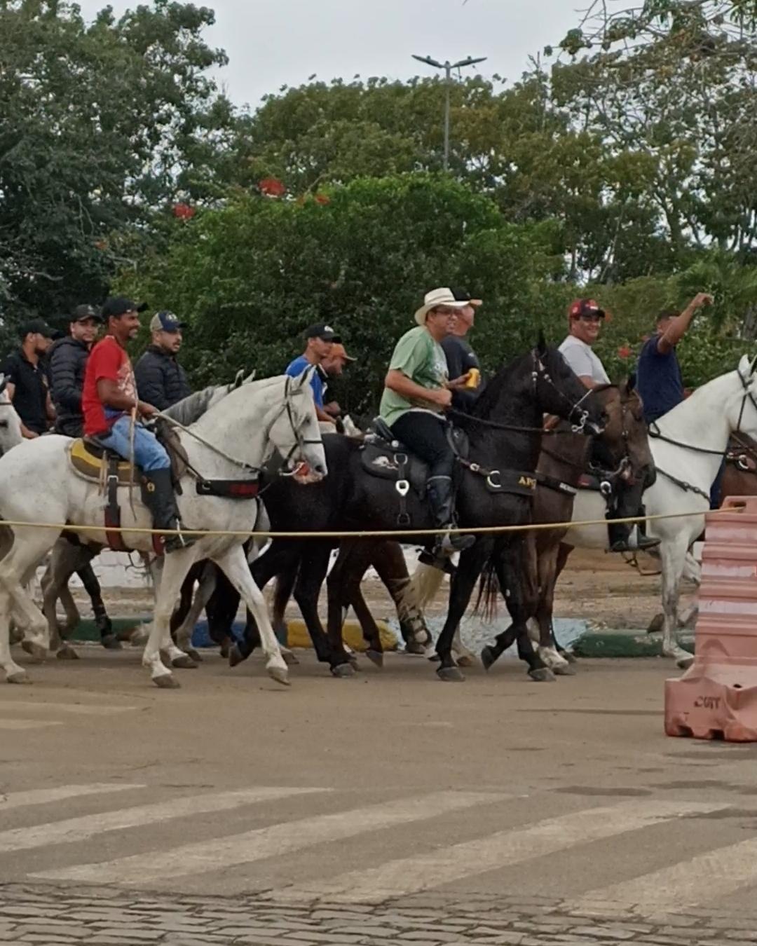 Centenas de fiéis participam da tradicional Cavalgada de Senhora Sant'Ana em Serrinha