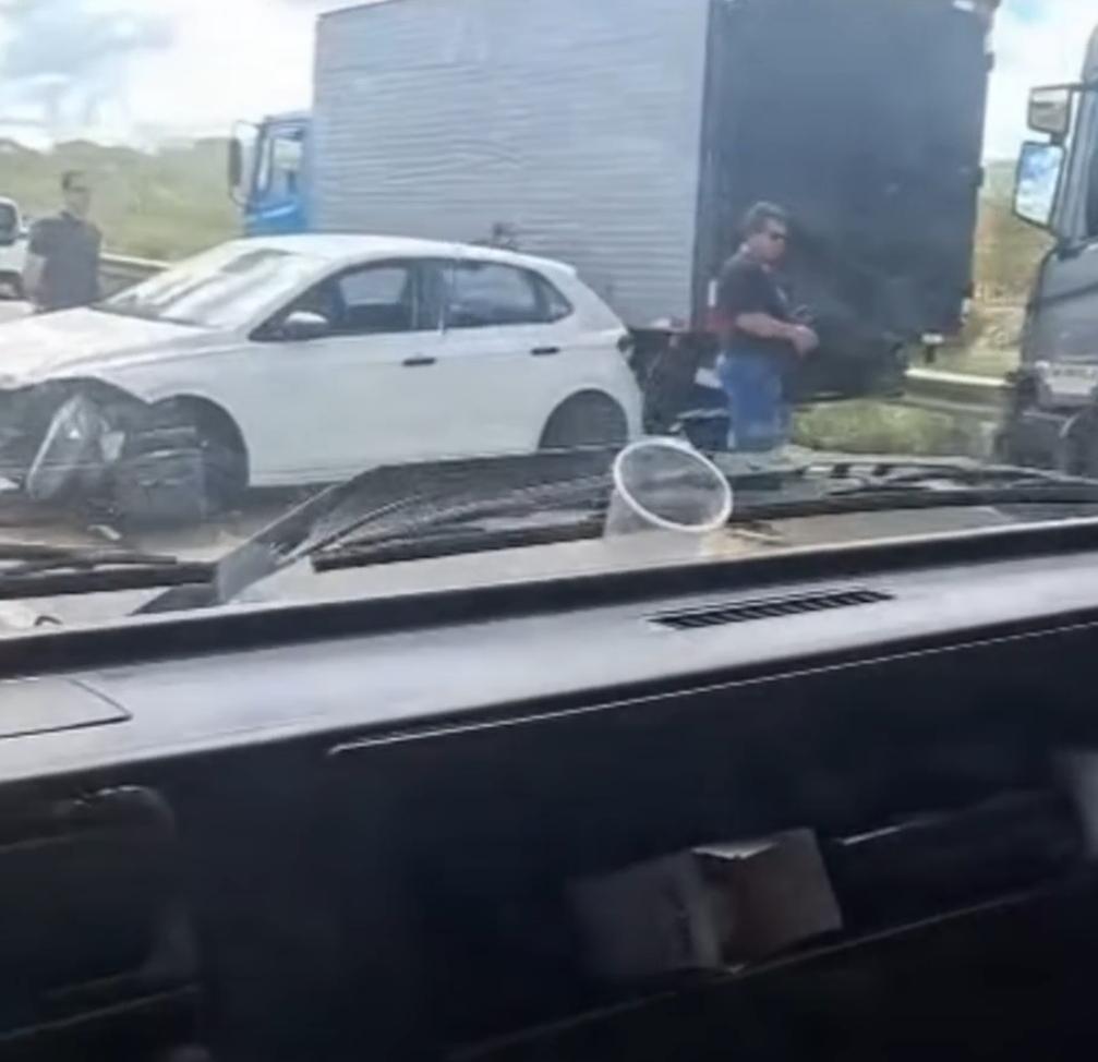 Engavetamento na BR-116 Norte em Serrinha deixa trânsito lento