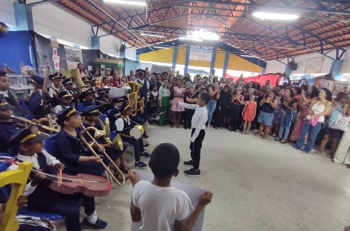 Filarmônica 30 de Junho é homenageada por alunos durante Feira Cultural de Escola Municipal em Serrinha