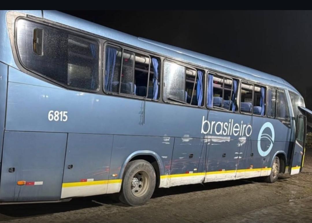 Homem furta ônibus em rodoviária, provoca acidentes e é localizado após fuga na Bahia