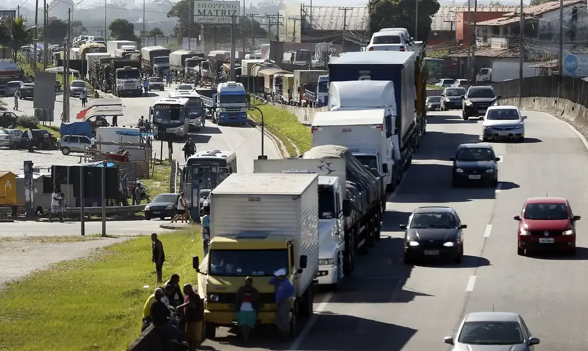 Líder dos caminhoneiros anuncia paralisação nacional para pressionar presidente do Senado a pautar MP do Frete