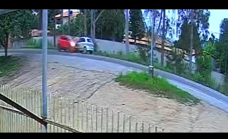 Motorista de veículo atingido por outro carro em Serrinha aguarda regulação