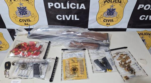 Polícia Civil apreende armas durante operação contra investigados por violência doméstica em Serrinha
