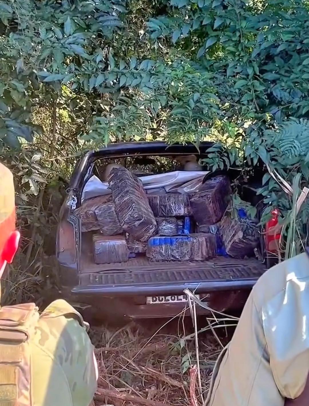 Vídeo: fuga no estilo GTA termina com apreensão de quase meia tonelada de maconha e veículo apreendido
