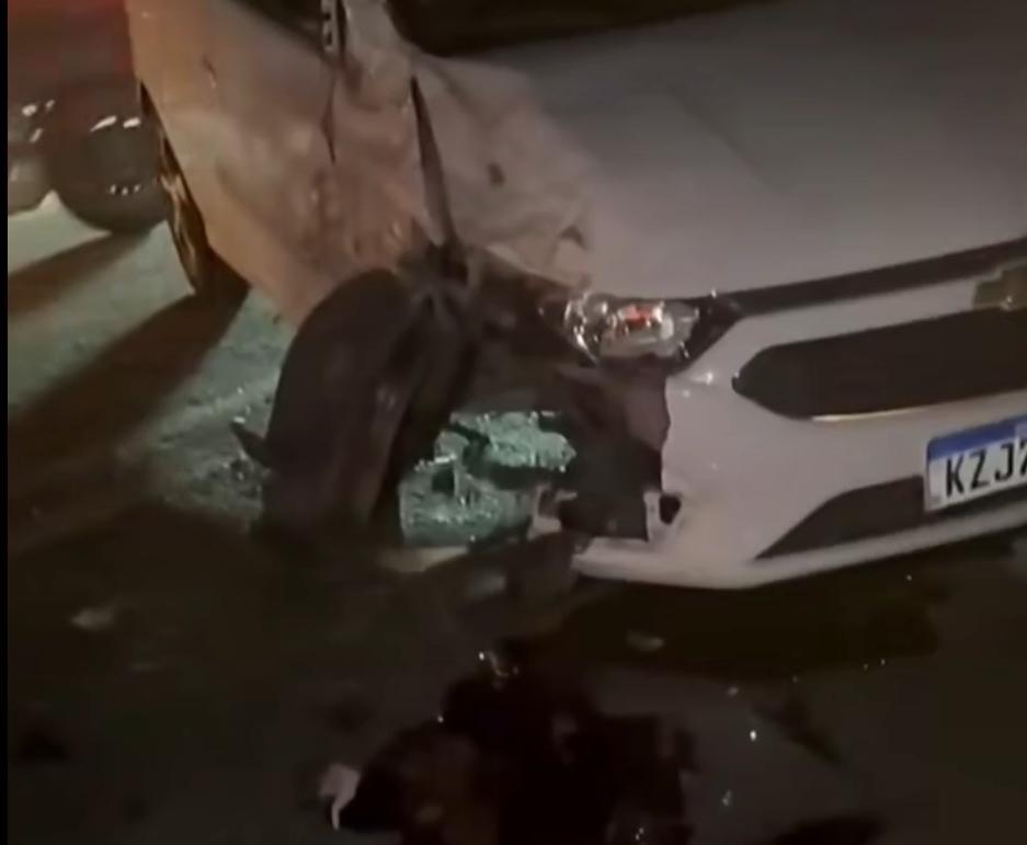 Vídeo: acidente envolvendo caminhonete e veículo de passeio é registrado na BR-116 Norte
