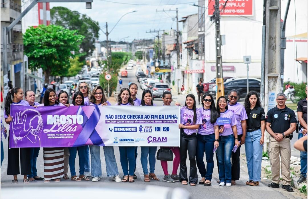 Adesivaço reforça ações do Agosto Lilás no Centro de Serrinha