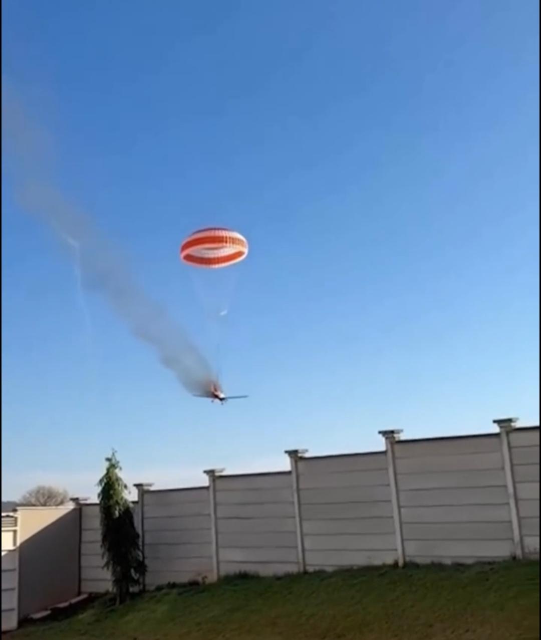Avião pega fogo durante voo e cai em área de mata; piloto sobrevive após acionar paraquedas em MG