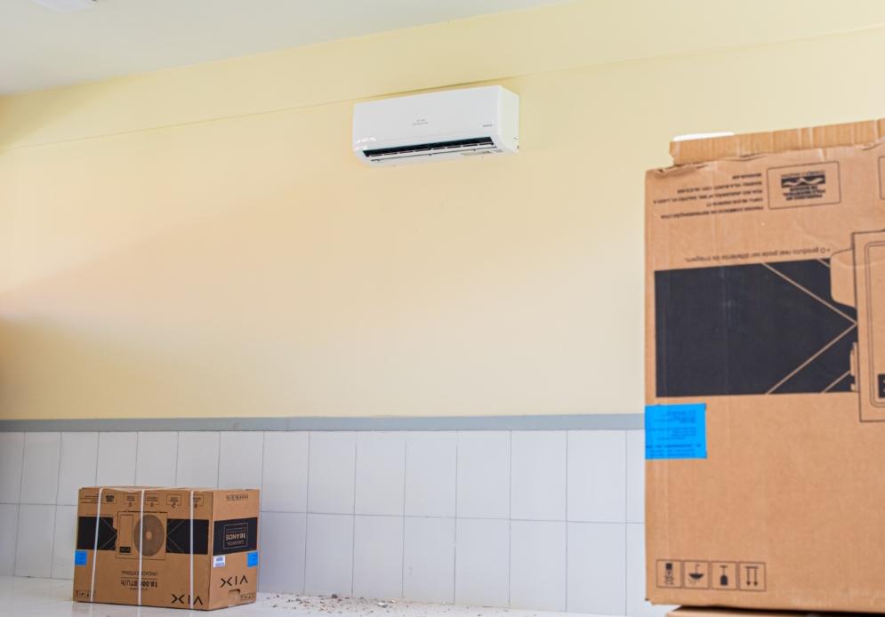 Climatização começa nas escolas de Serrinha; primeira unidade já recebeu aparelhos de ar-condicionado