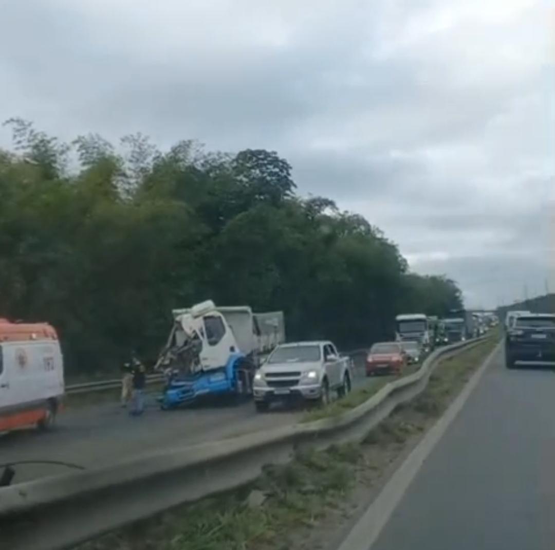 Colisão entre carreta e caminhão provoca lentidão na BR-324, próximo a Conceição do Jacuípe