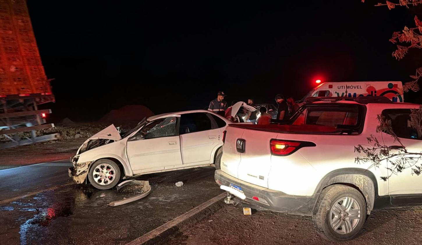 Colisão frontal deixa duas pessoas feridas na BR-116, em Serrinha
