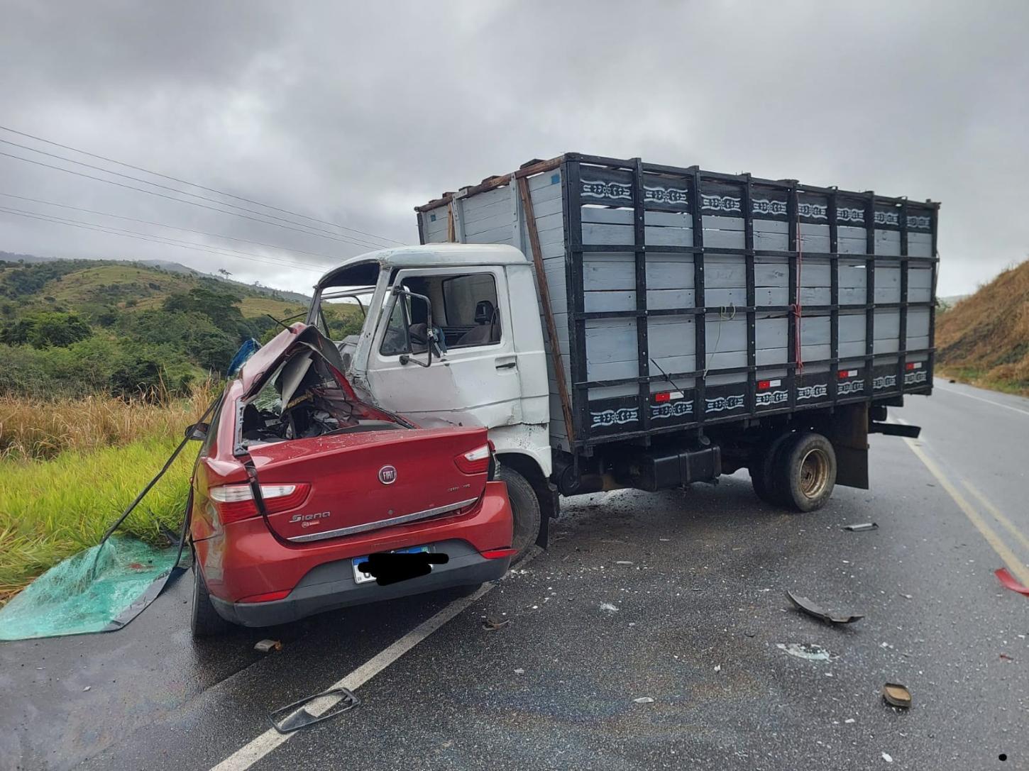 Duas pessoas morrem em colisão entre carro e caminhão na Bahia