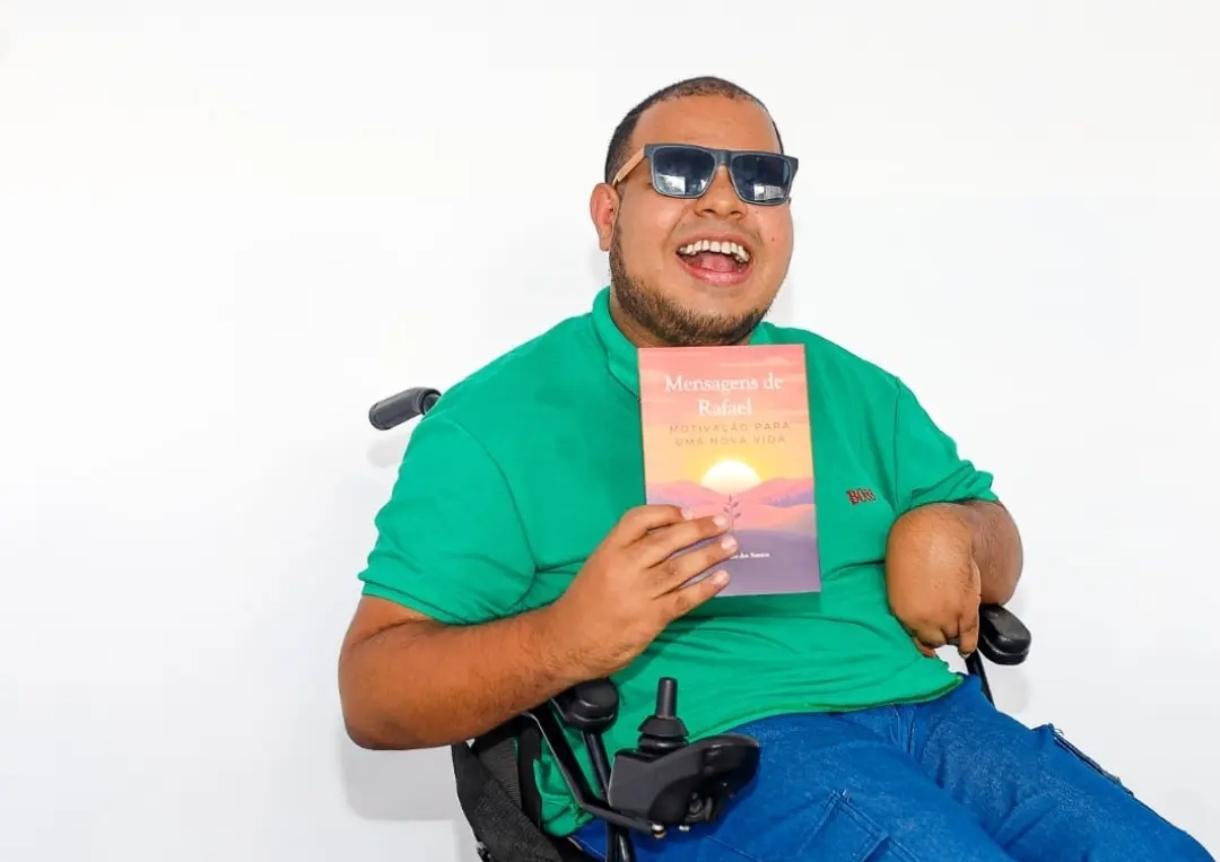 Escritor baiano com paralisia cerebral lança segundo livro e transforma experiências em mensagens de motivação