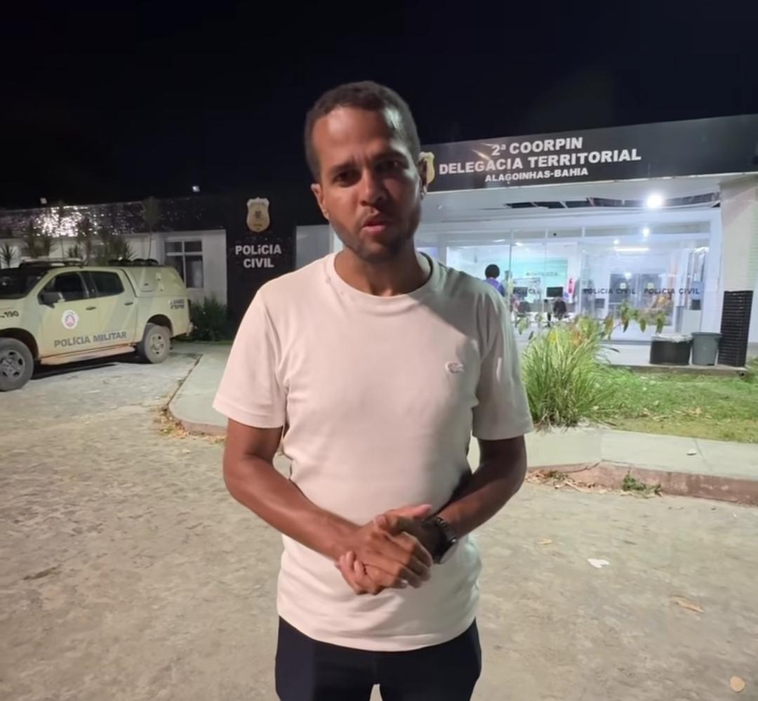 Ex-prefeito de Castro Alves deixa delegacia após ser detido e acusa PM de “flagrante abuso de autoridade”