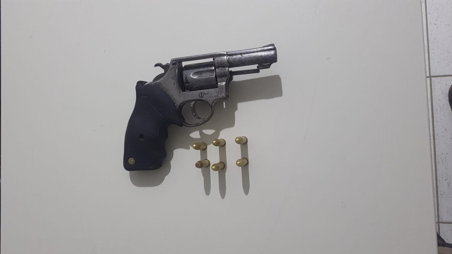 Homem é detido após arma ser encontrada durante abordagem policial em Serrinha