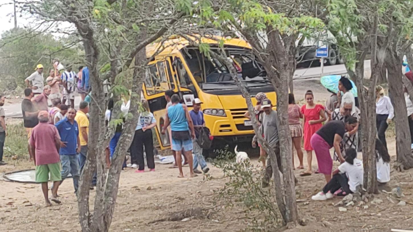 Moradores do povoado Cabeça da Vaca cobram medidas de segurança após acidente entre ônibus escolar e carreta na BR-116 Norte