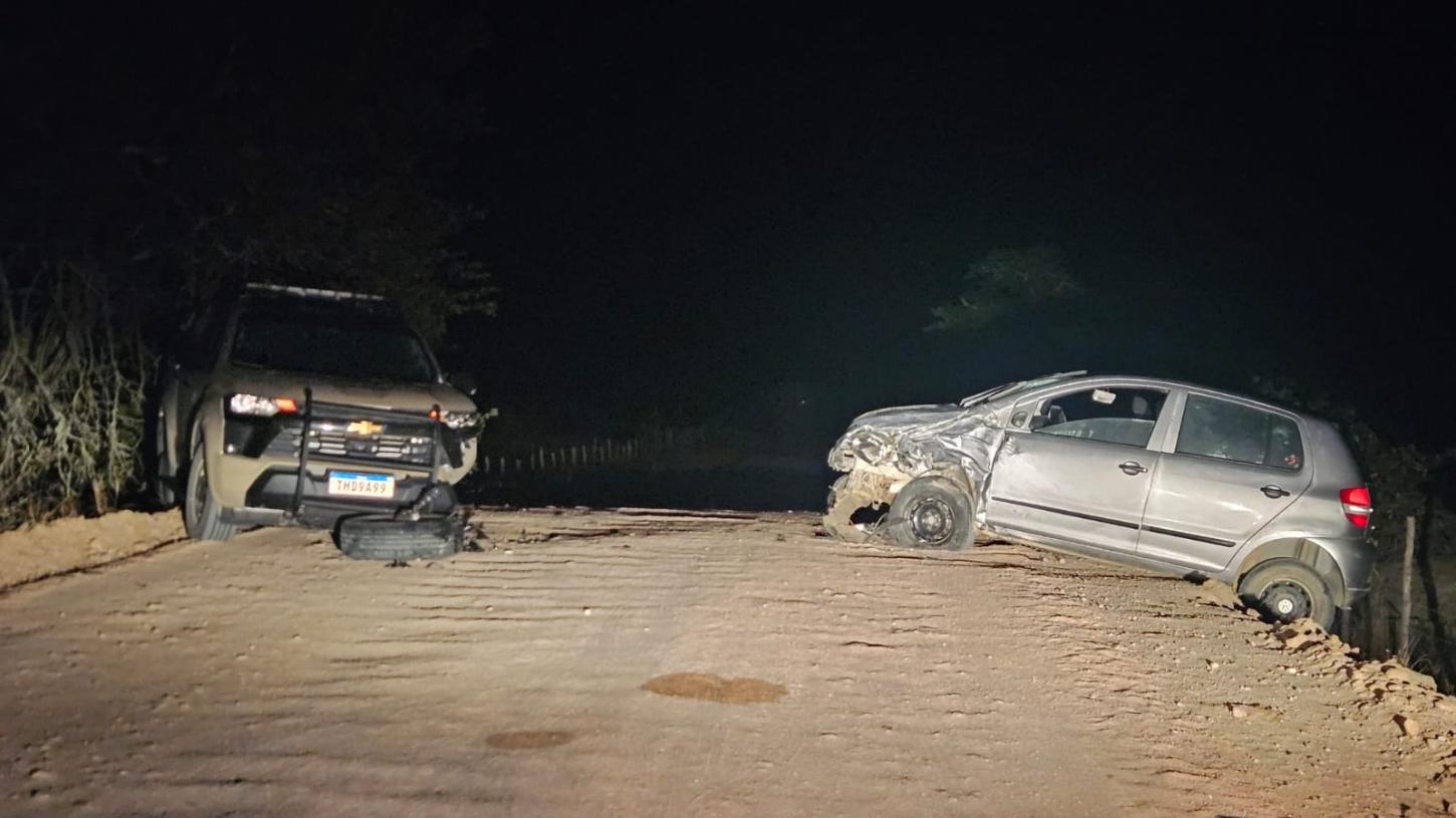 Três policiais ficam feridos após viatura ser atingida por carro em Santaluz