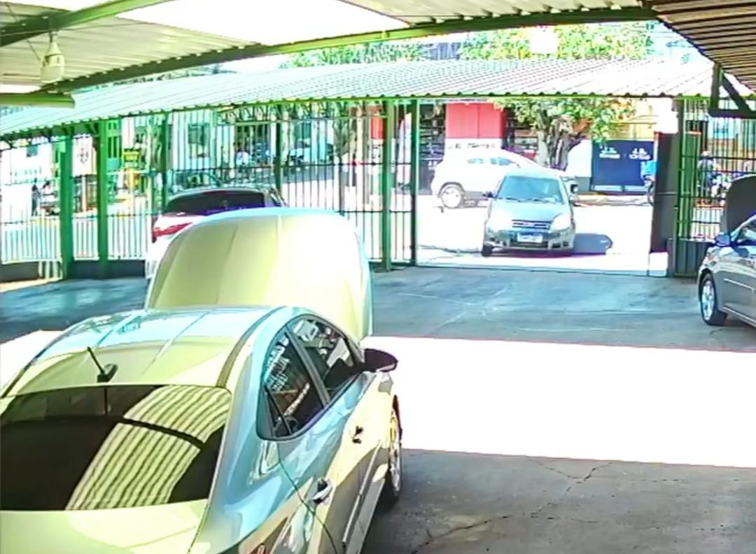 Vídeo: após ser atingido, carro invade loja e faz “baliza perfeita” entre veículos