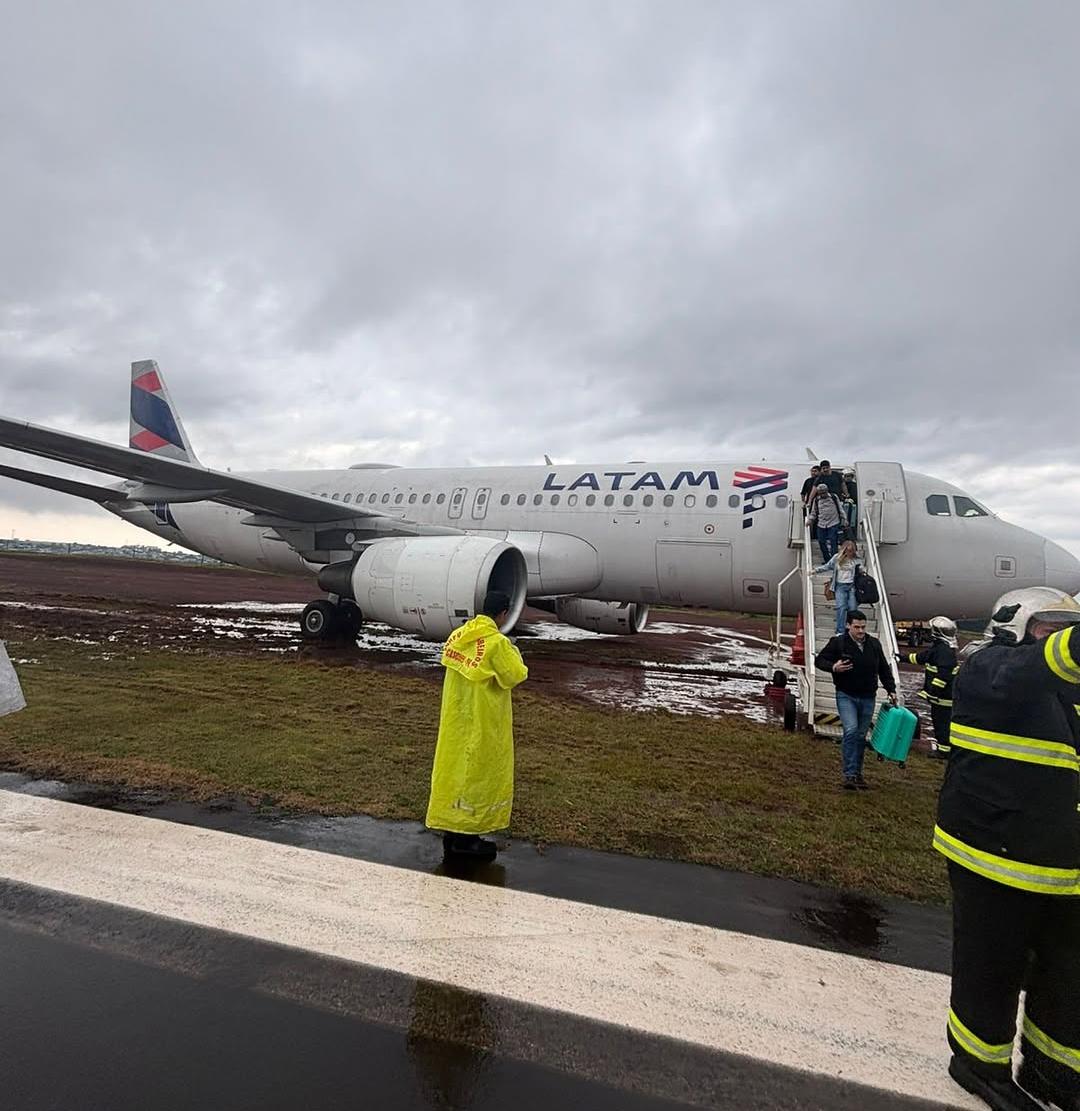 Vídeo: avião da Latam com 151 pessoas sai da pista durante pouso e fica atolado na lama no Paraná