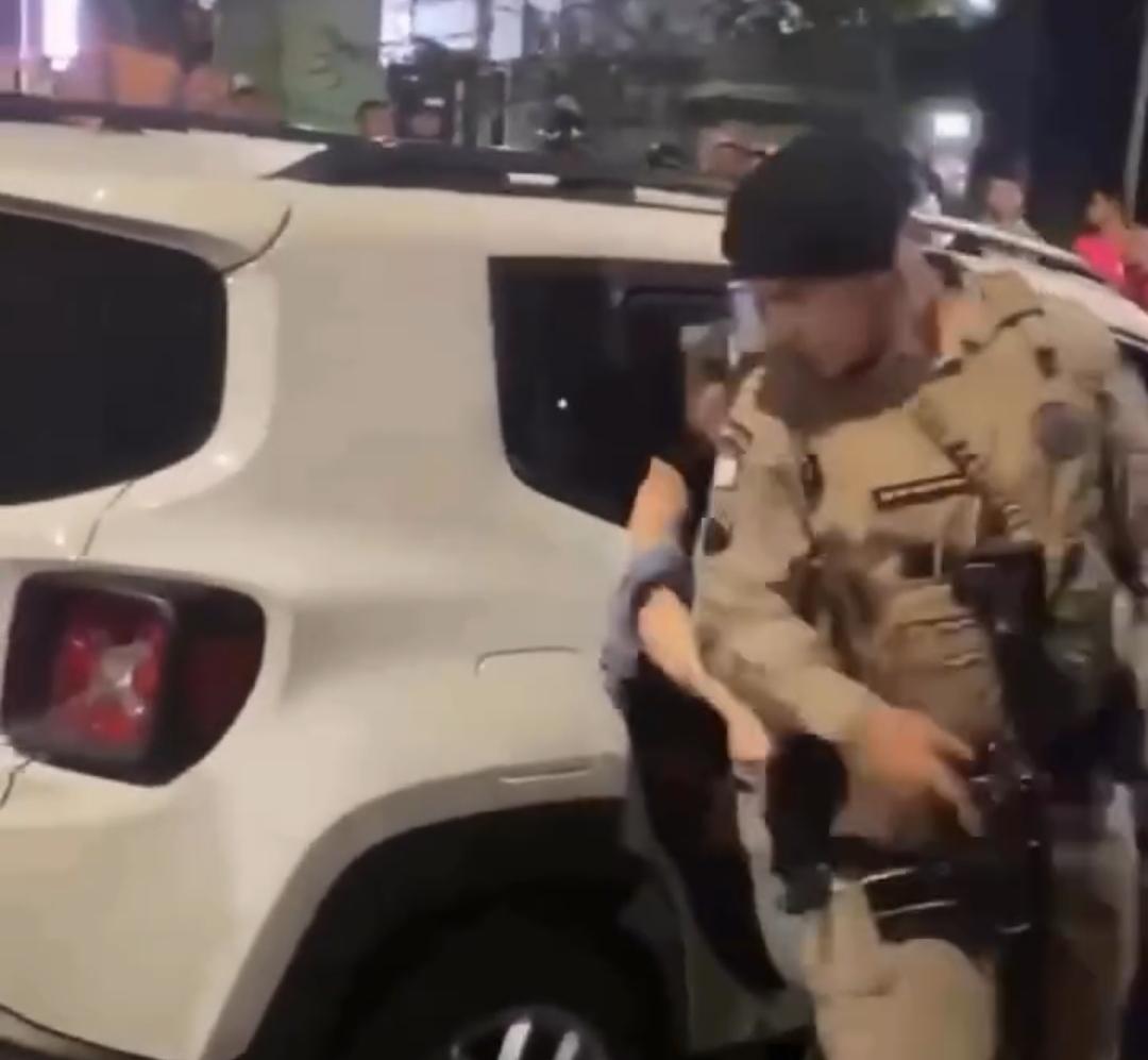 Vídeo: mulher tenta arrancar arma de PM durante ocorrência após atropelamento de motoboy em Salvador