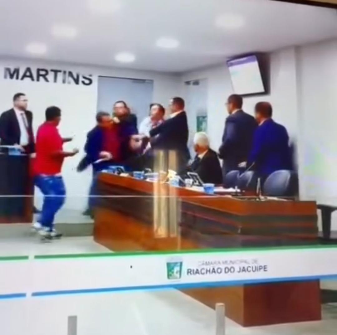 Vídeo: vereadores trocam agressões durante sessão da Câmara de Riachão do Jacuípe