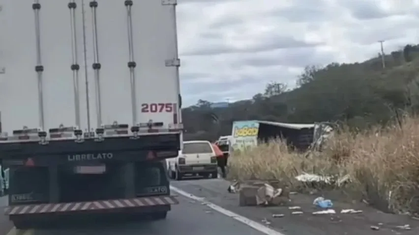 Acidente com quatro veículos causa transtornos no trânsito em trecho da BR-116 na Bahia
