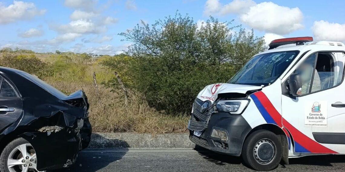 Acidente na BA-409: ambulância e Corolla colidem e ficam sem condições de seguir viagem