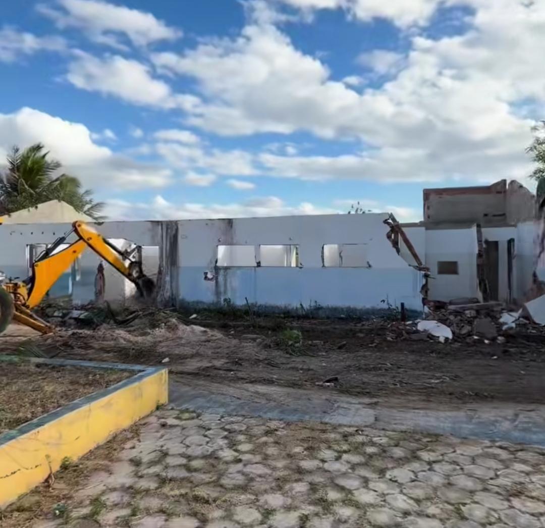 Antiga estrutura de posto de saúde em povoado de Serrinha é demolida para dar lugar a nova unidade