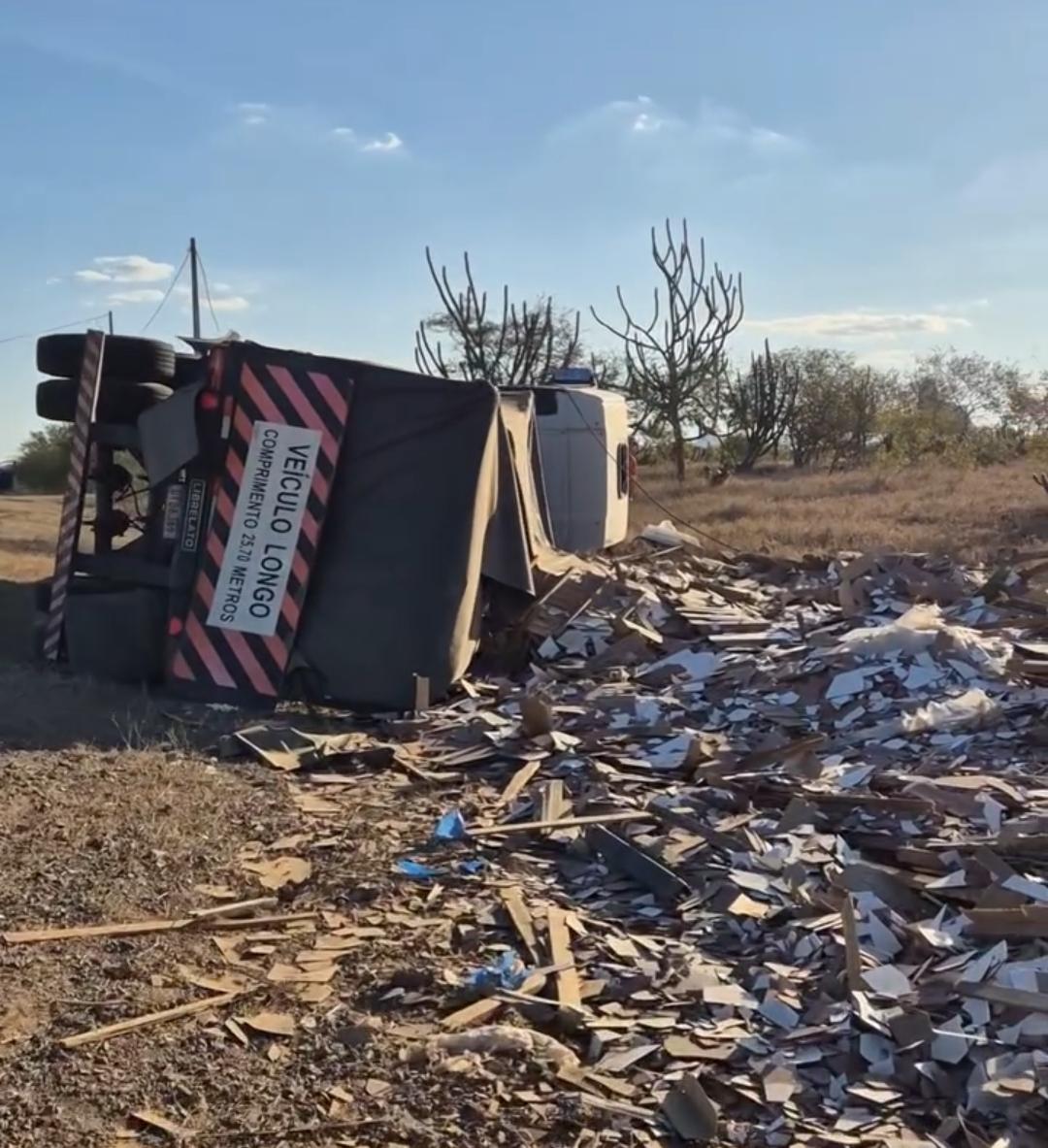 Caminhão capota após bater em poste na rodovia entre Riachão do Jacuípe e Pé de Serra