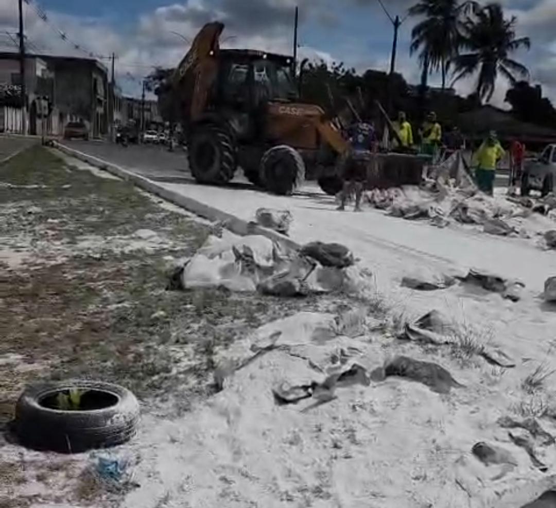 Caminhão carregado com gesso tomba na saída de Serrinha