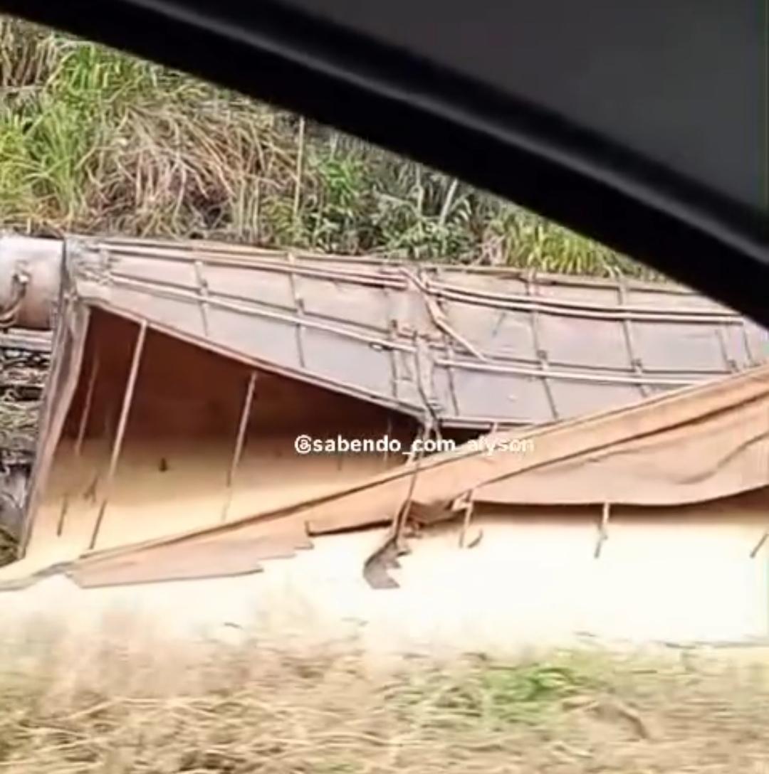 Caminhão carregado com soja tomba na BR-324; outro veículo também se envolveu no acidente
